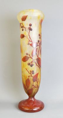 un vase en verre orné d'un motif posé sur une table