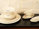 une table sur laquelle se trouvent plusieurs assiettes et bols