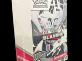 La boîte du jeu de cartes est ornée d'un motif en noir et blanc.