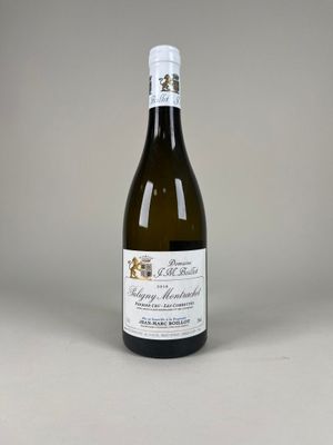 la bouteille de vin blanc est posée sur la table
