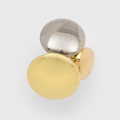 gros plan d'une bague en or et en argent sur fond blanc