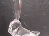 un oiseau en verre transparent avec une cuillère dans le bec