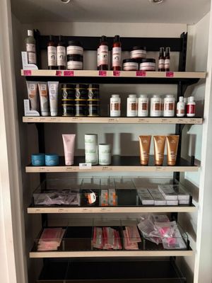 une étagère remplie de produits de beauté dans une salle de bains
