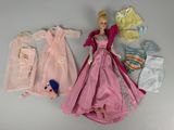 beaucoup de poupées et de vêtements disposés sur une table