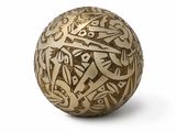 une boule en or ornée d'un motif
