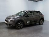 La Citroën grise est garée dans une grande pièce