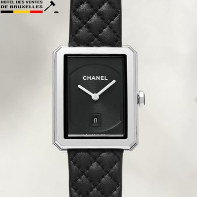 gros plan d'une montre-bracelet avec un bracelet en cuir noir
