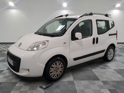 la photo d'une petite camionnette blanche garée dans une pièce