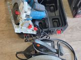 une boîte à outils bleue posée par terre à côté d'une mallette à outils bleue