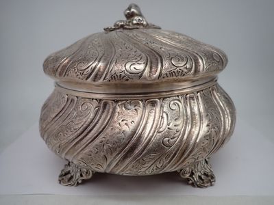 Bouillon couvert en métal argenté, prise à décor de fruits et fleurs,  - Photo 1
