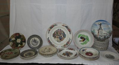 un grand nombre d'assiettes posées sur une table