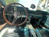 le volant et le tableau de bord d'une voiture de collection