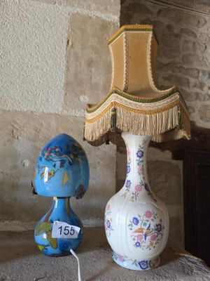 une lampe posée à côté d'un vase sur une table