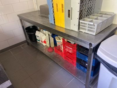 une table en métal sur laquelle sont posées plusieurs boîtes