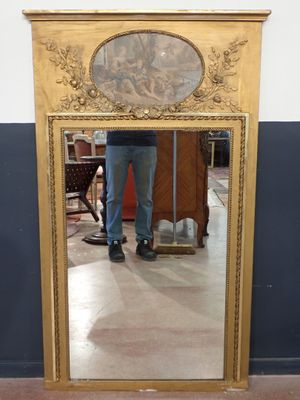 un homme debout devant un miroir dans une pièce