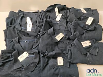 beaucoup de t-shirts posés sur une table, avec leurs étiquettes