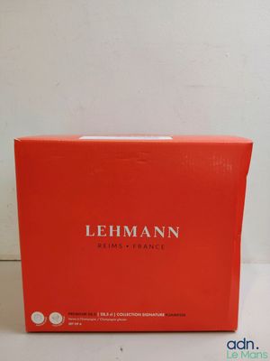 une boîte rouge avec une étiquette blanche, posée sur une table