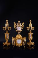 Garniture de cheminée en bronze richement ciselé et doré et …