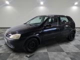 la photo d'une voiture noire garée dans un garage