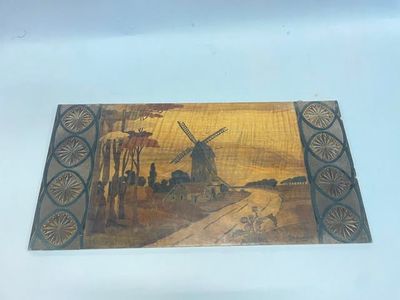 une photo d'une photo représentant un moulin à vent posé sur une table