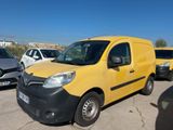 une camionnette jaune garée sur un parking, avec d'autres voitures en arrière-plan