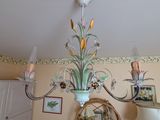 un lustre suspendu au plafond d'une pièce