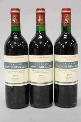 trois bouteilles de vin du Château Monergase posées les unes à côté des autres