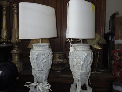 deux lampes posées sur une table