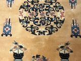 un tapis orné d'un motif posé à même le sol