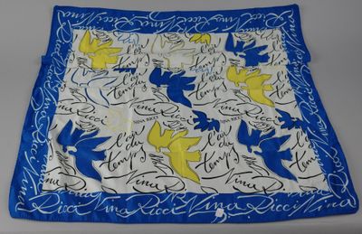 un gros plan d'une écharpe bleue et jaune posée sur une table