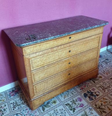 une commode en bois avec un plateau en marbre