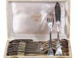 une boîte contenant un jeu de fourchettes et de cuillères