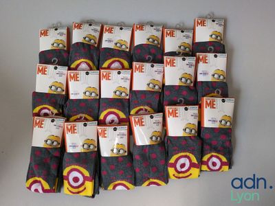 de nombreuses paires de chaussettes ornées de visages de Minions