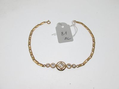 un bracelet en or serti de diamants et muni d'une plaque