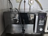 un micro-ondes posé sur le comptoir d'une cuisine