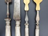 cinq fourchettes, un couteau et une cuillère sur une table