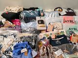 un tas de vêtements et d'autres objets posés sur un lit