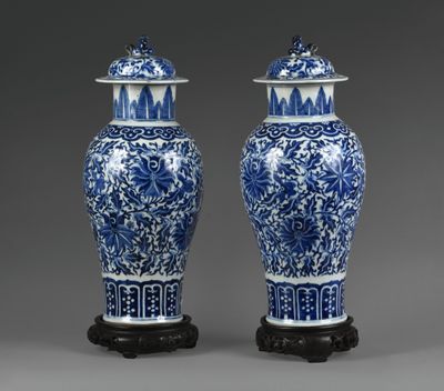 paire de vases bleus et blancs avec couvercles, posés sur des socles