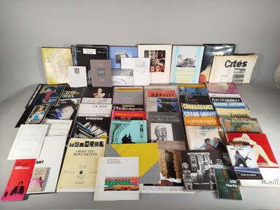 un grand nombre de livres posés sur une table