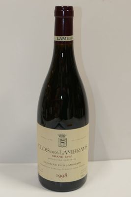 une bouteille de vin posée sur une table