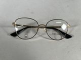 gros plan d'une paire de lunettes sur une surface blanche