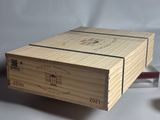 une boîte en bois posée sur une table