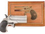 un gros plan d'un revolver dans un étui en bois, sur fond blanc