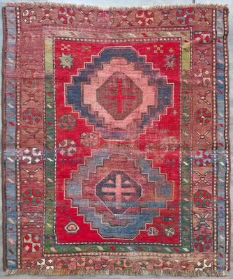 un tapis rouge et bleu orné d'un motif oriental