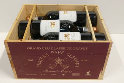 bouteilles de vin rouge dans un coffret en bois sur une table