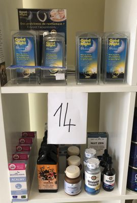 une étagère remplie de produits, sur laquelle est accrochée une affiche