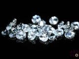 de très jolis diamants blancs sur un fond noir