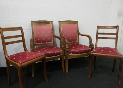 trois chaises en bois avec un revêtement rouge, un revêtement rouge, un revêtement rouge, un revêtement rouge, un revêtement rouge, un revêtement rouge, un revêtement rouge, un revêtement rouge, un revêtement rouge
