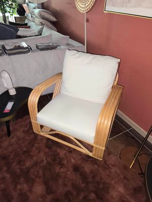 une chaise qui se trouve dans un coin de la pièce