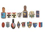 plusieurs types de badges sur une surface blanche